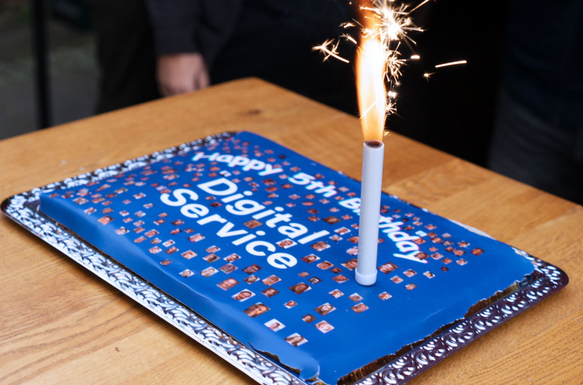 Eine Geburtstagstorte in den Farben des DigitalService mit einer Kerze