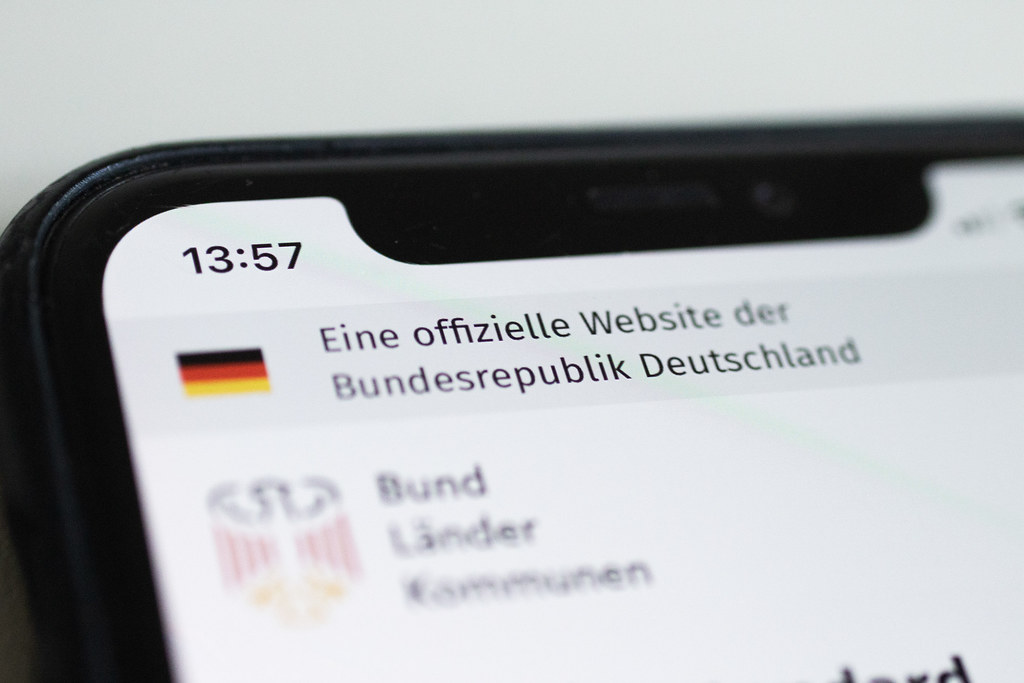 Verschiedene Elemente der Digitalen Dachmarke auf einem Smartphone-Buildschirm