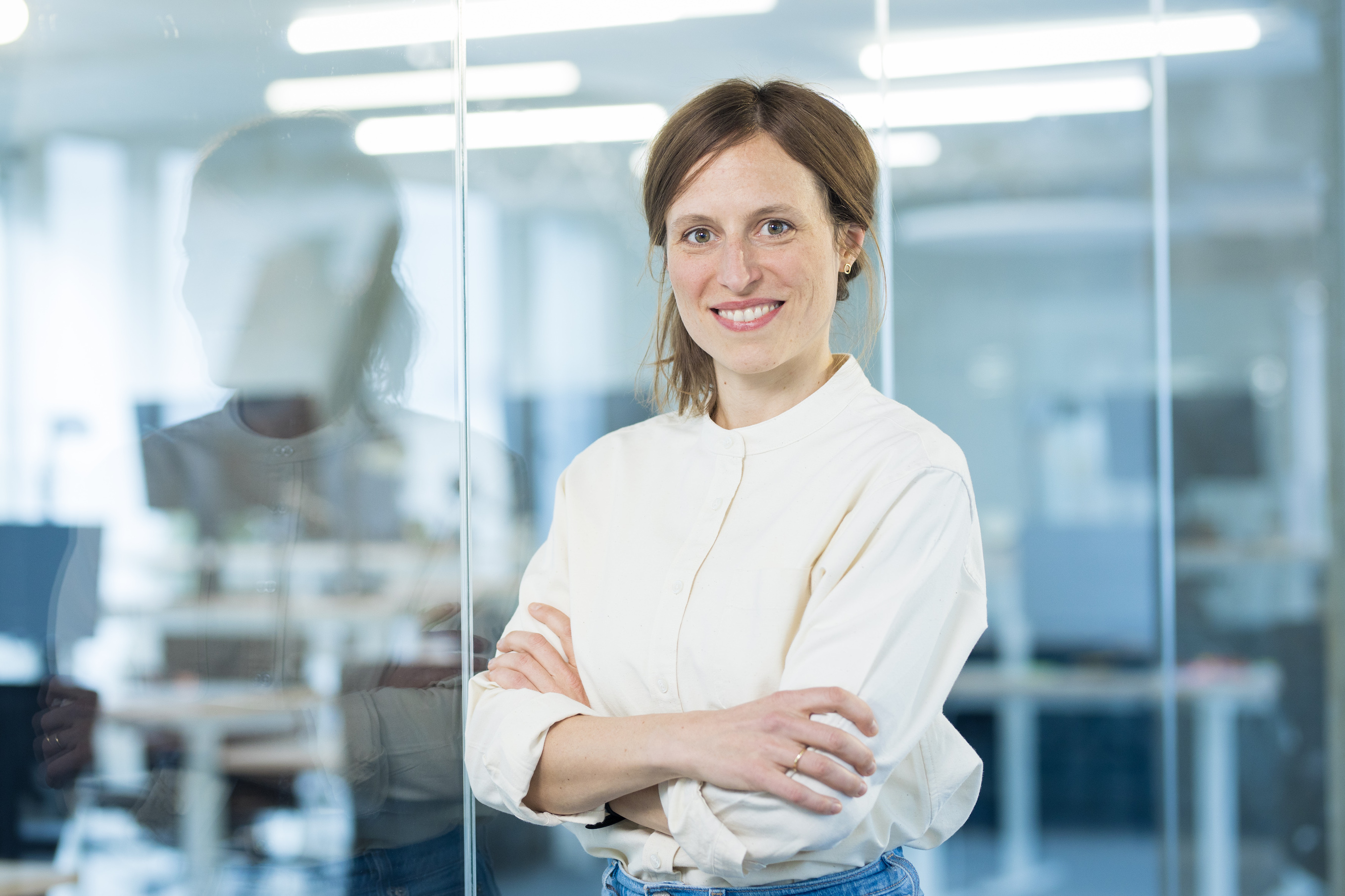 Porträtfoto von Maria Blöcher in einem hellen Büroumfeld