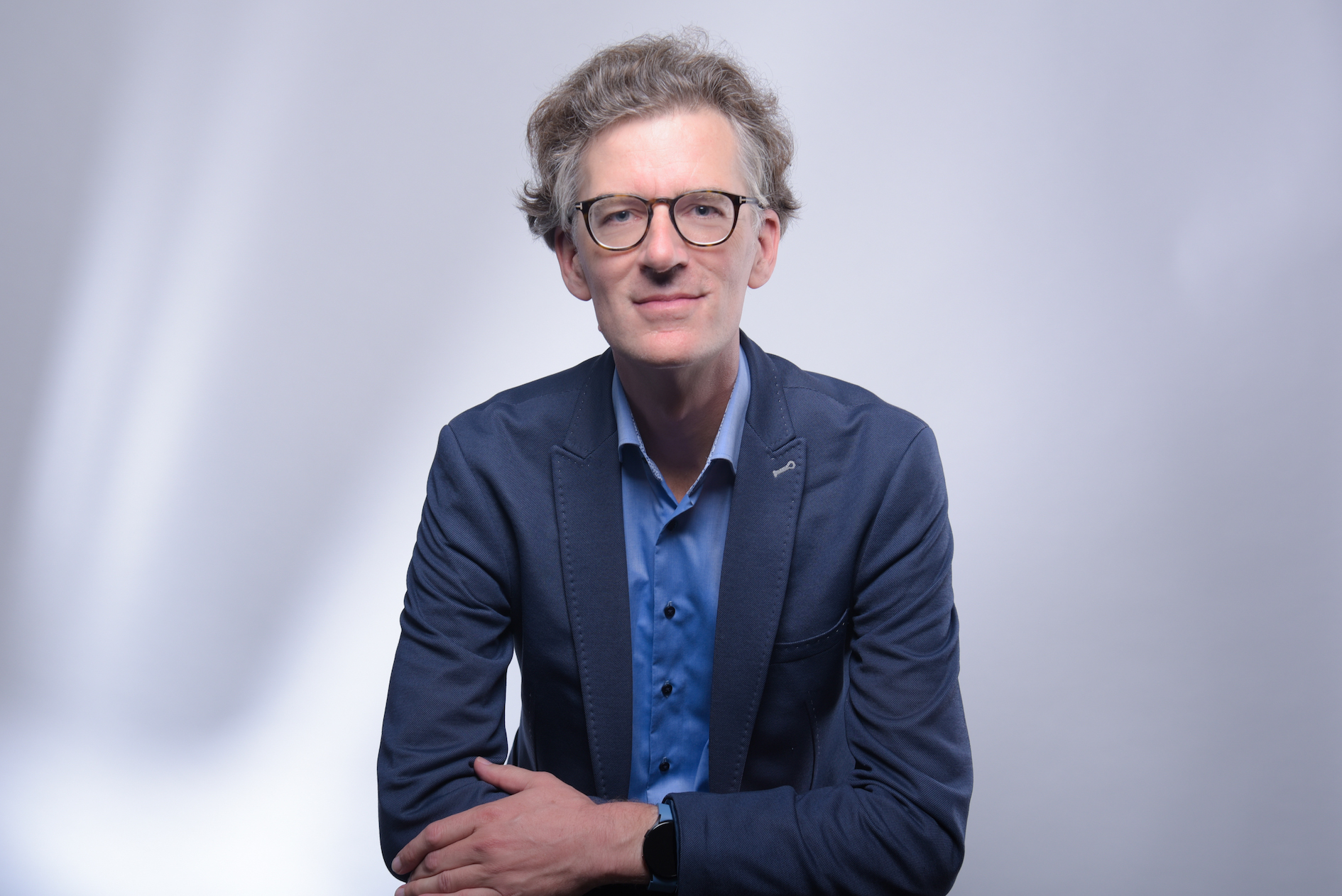 Portrait picture of the author Dr. Philip Scholz