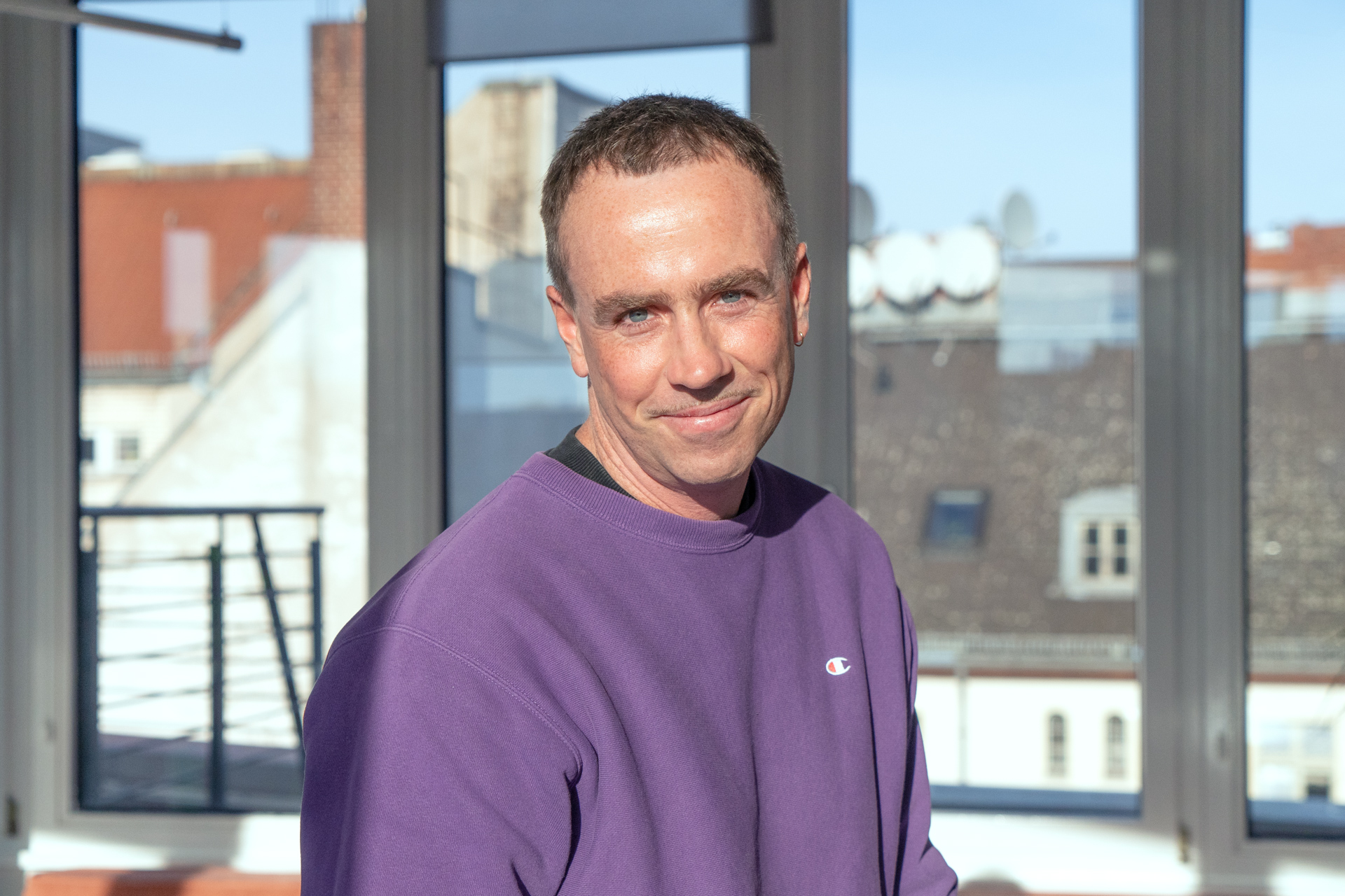 Ein Portrait von Bob im DigitalService Office.