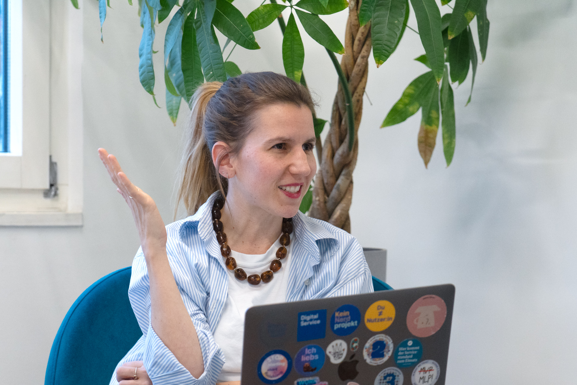 Caroline mit Laptop im Interview