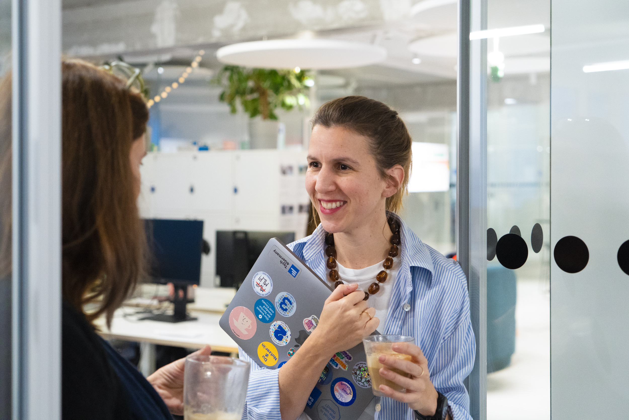 Caroline mit Laptop im Interview im Büro vom DigitalService