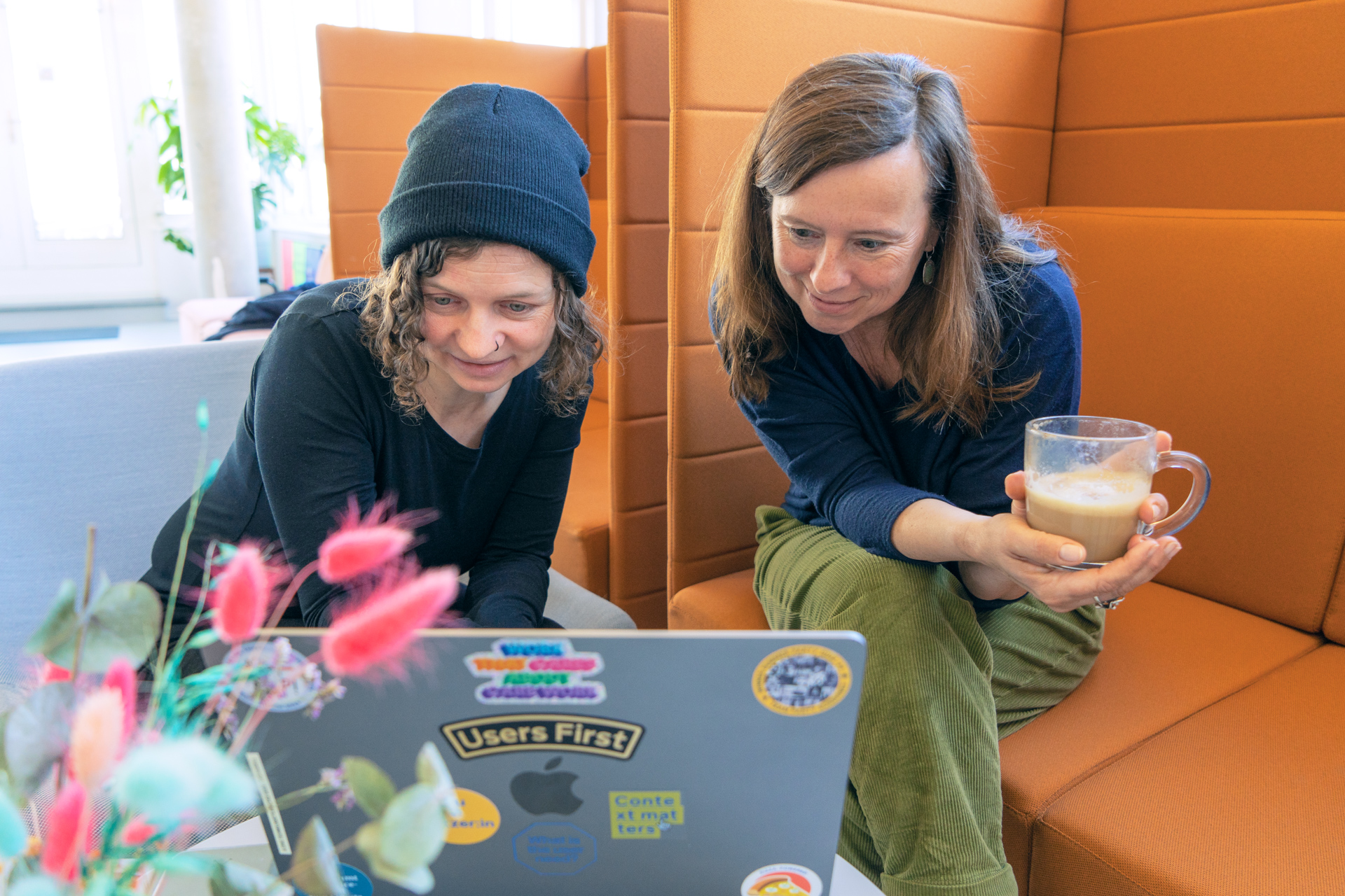 Sonja im Gespräch mit einer Kollegin