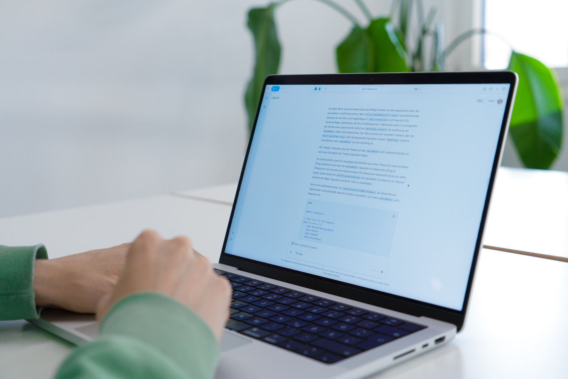 Eine Person arbeitet an einem Laptop mit dem KI-Tool Gemini für die Analyse von Code-Elementen