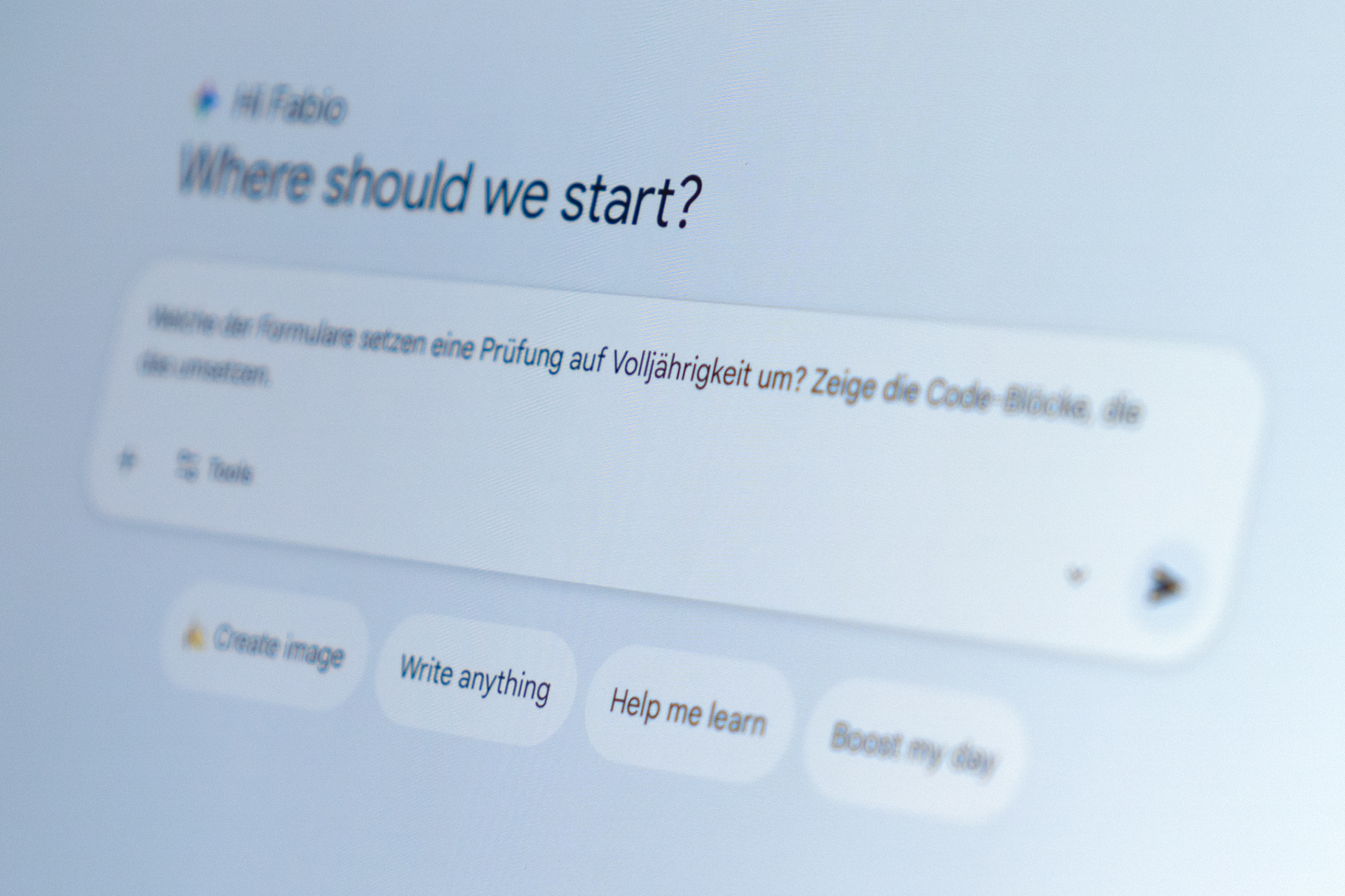 Auf einem Laptop-Bildschirm ist die Bedienoberfläche eines KI-Tools zu sehen