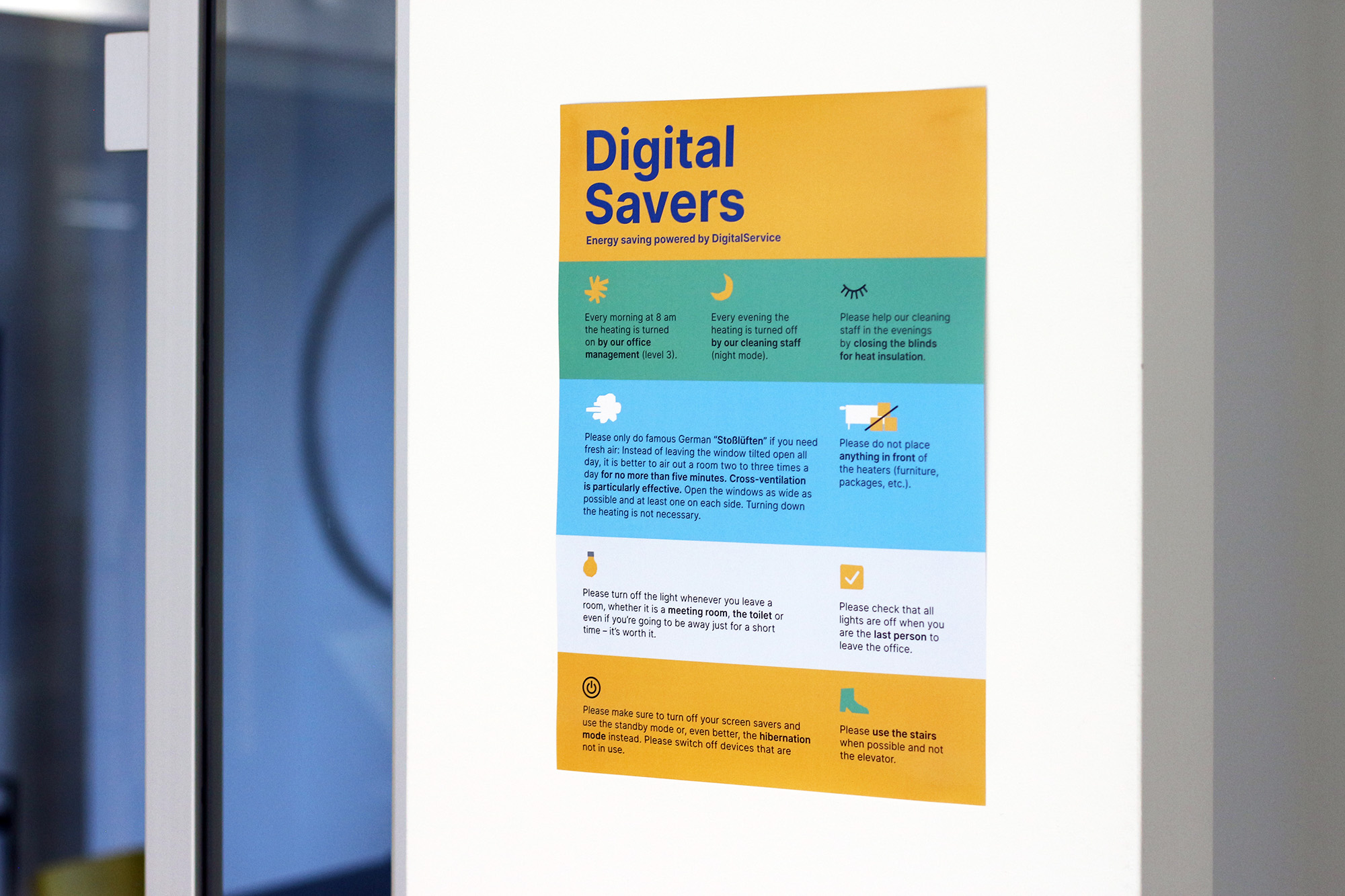Ein Plakat, das niedrigschwellige Maßnahmen zum Energiesparen zeigt. Beispiele sind die Nutzung der Treppe statt des Aufzugs oder effektives Stoßlüften statt lange offenen Fenstern.