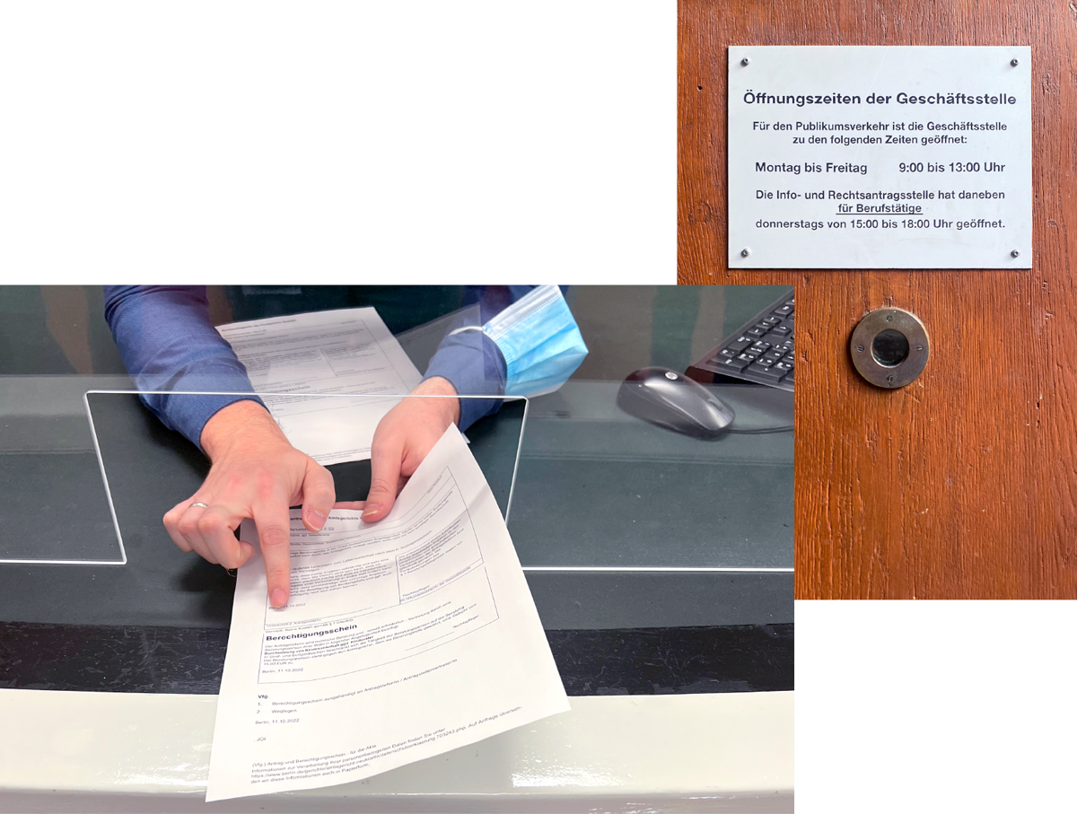 Eine Fotokollage. Auf einem der Bilder ist eine Klingel mit dem dazugeshörigen Klingelschild auf dem „Öffnungszeiten der Geschäftsstelle“ steht, zu sehen. Das andere Bild zeigt eine Person, die ein Antragsformular durch eine Glasscheibe reicht.