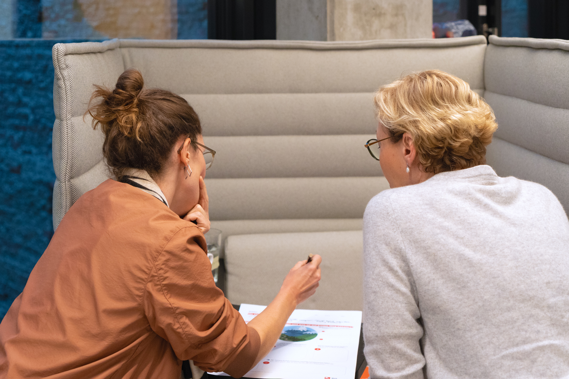 Zwei Personen arbeiten gemeinsam konzentriert an einem Formular