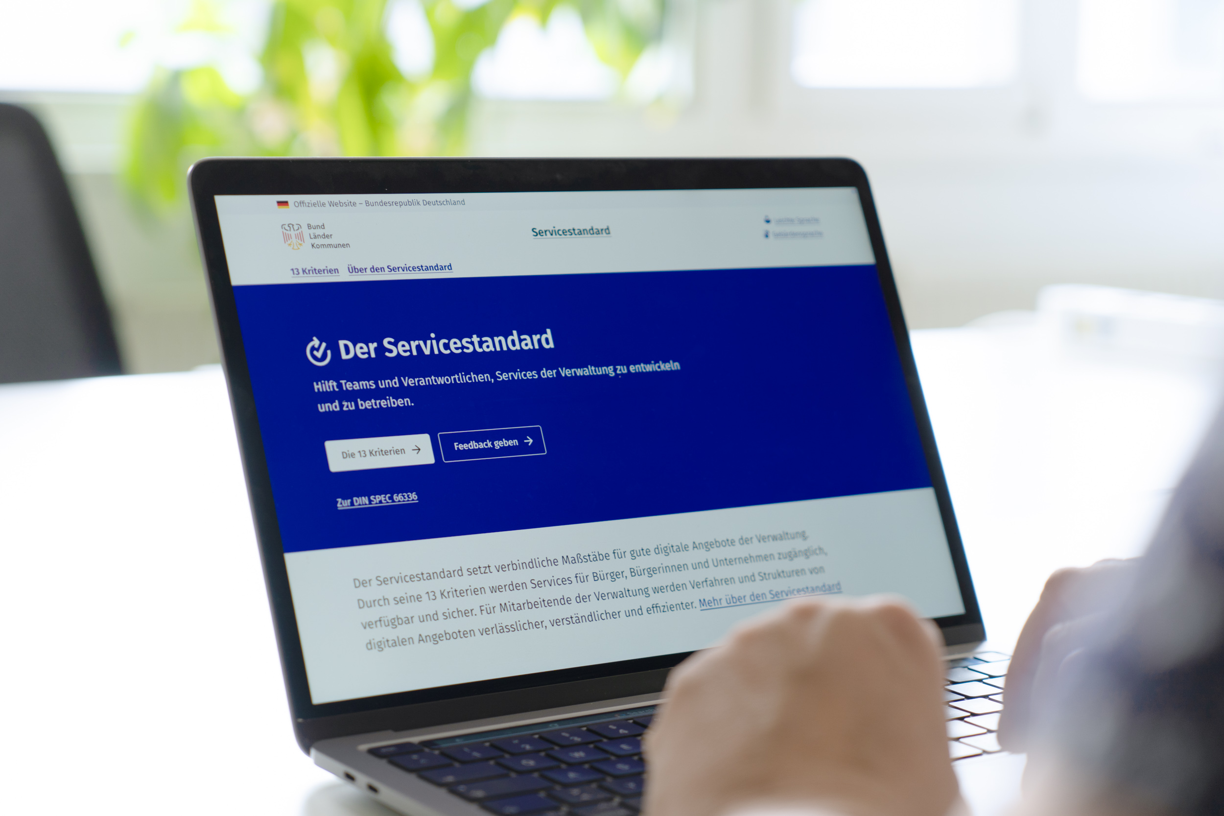 Ein Laptop, dessen Monitor die Startseite der Servicestandard-Website zeigt.