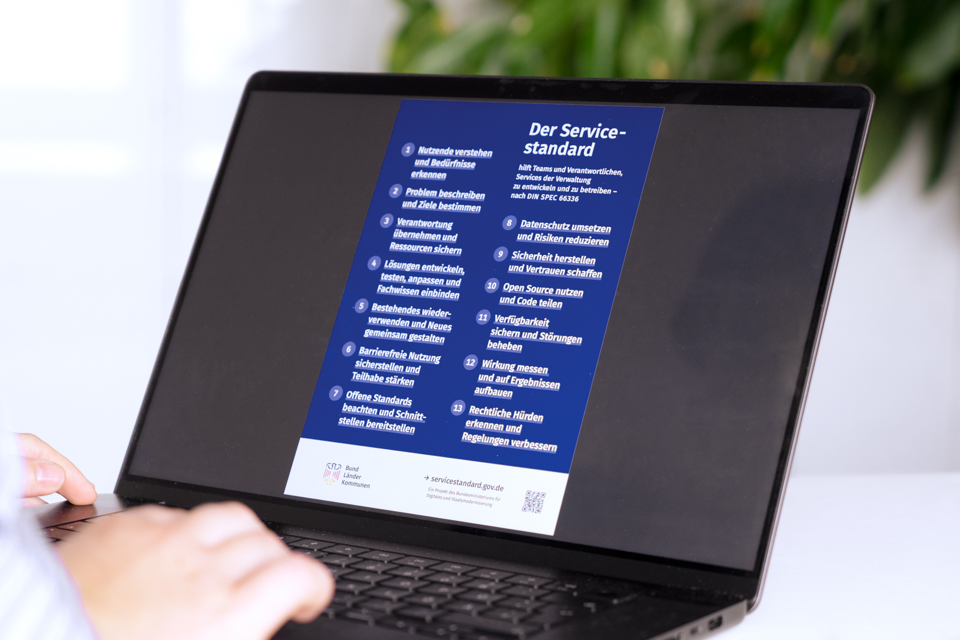 Der geöffnete Bildschirm eines Laptops mit den 13 Kritierien des Servicestandard.