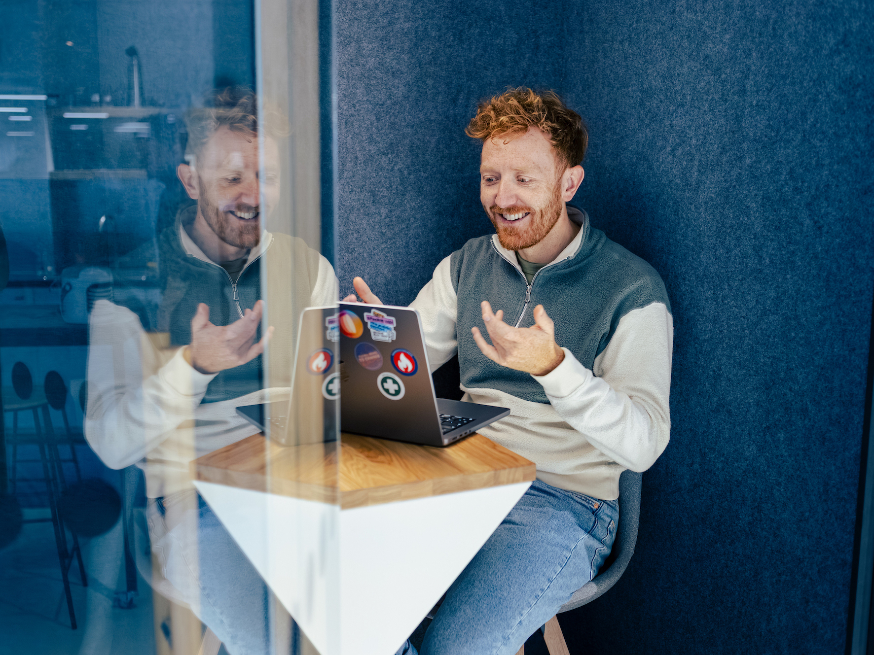 Ein Mitarbeiter des DigitalService sitzt mit seinem Laptop in einer Telefonbox und nimmt an einem Meeting teil
