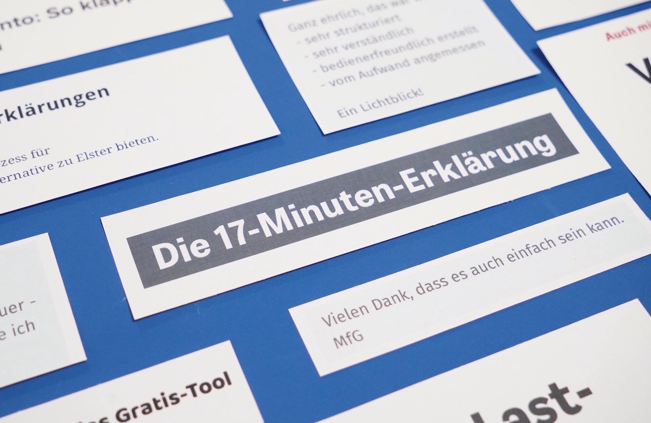 Eine Collage aus Medienberichten und User-Feedback, die „Grundsteuererklärung für Privateigentum