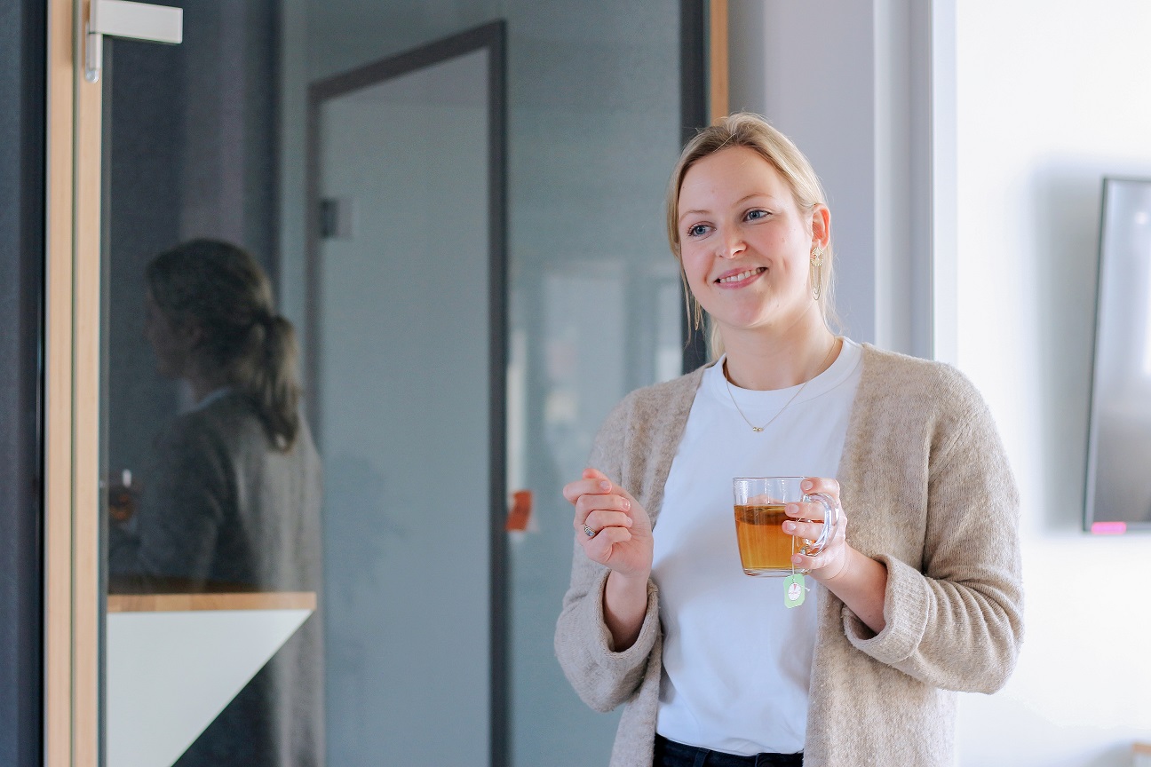 Mitarbeiterin Annemie im Interview mit Teetasse