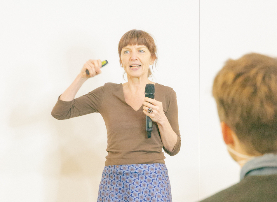 Daniela Weber (Auswärtiges Amt) gibt eine Einführungssession