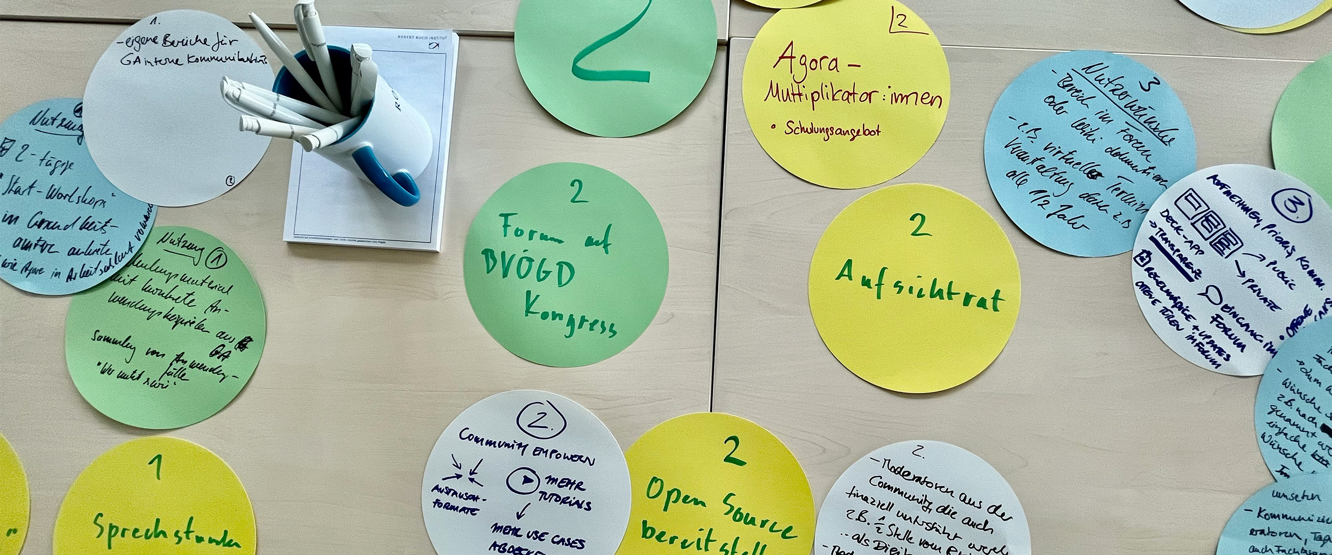 bunte runde Papierzettel mit Ideen für die Plattformgestaltung