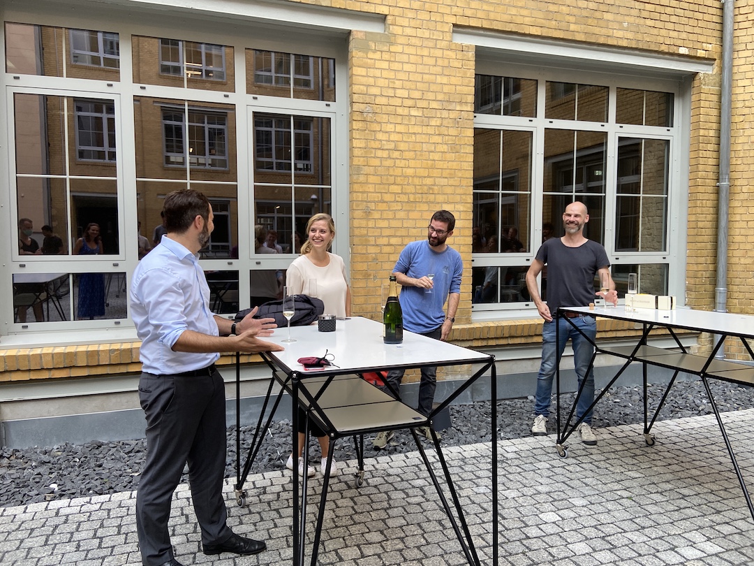 Geschäftsführer:innen Christina und Philipp verkünden die Übernahme gemeinsam mit unseren Ansprechpartnern aus dem Bundeskanzleramt