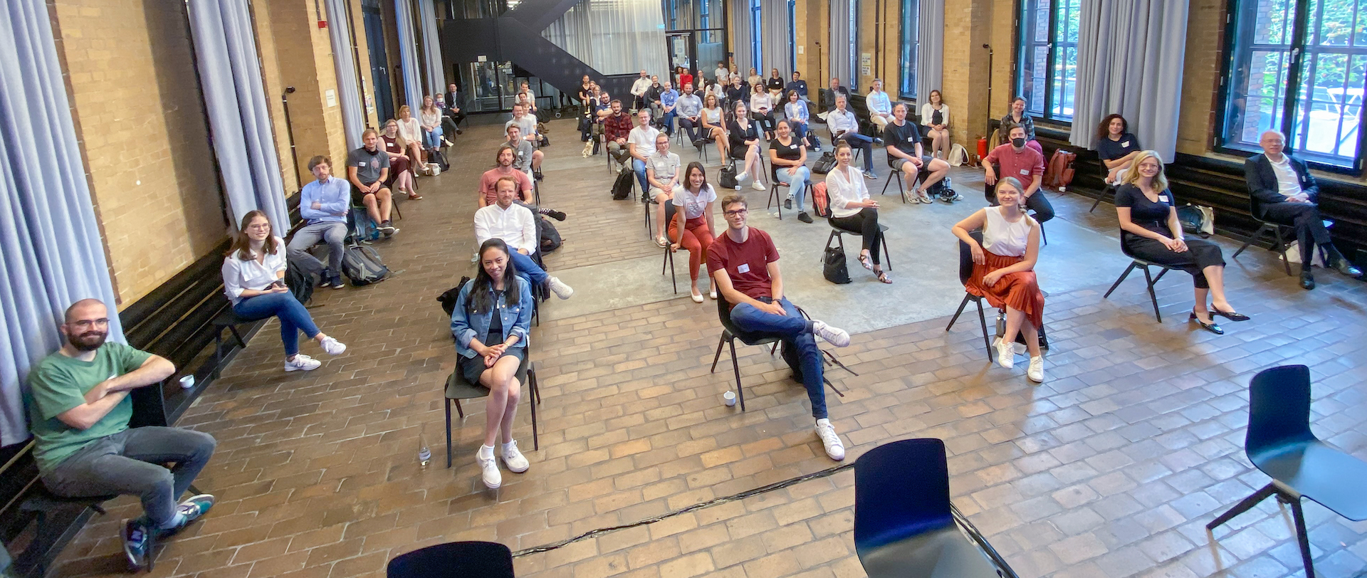 Gruppenfoto Tech4Germany Jahrgang 2020 mit Sicherheitsabstand im Corona Jahr