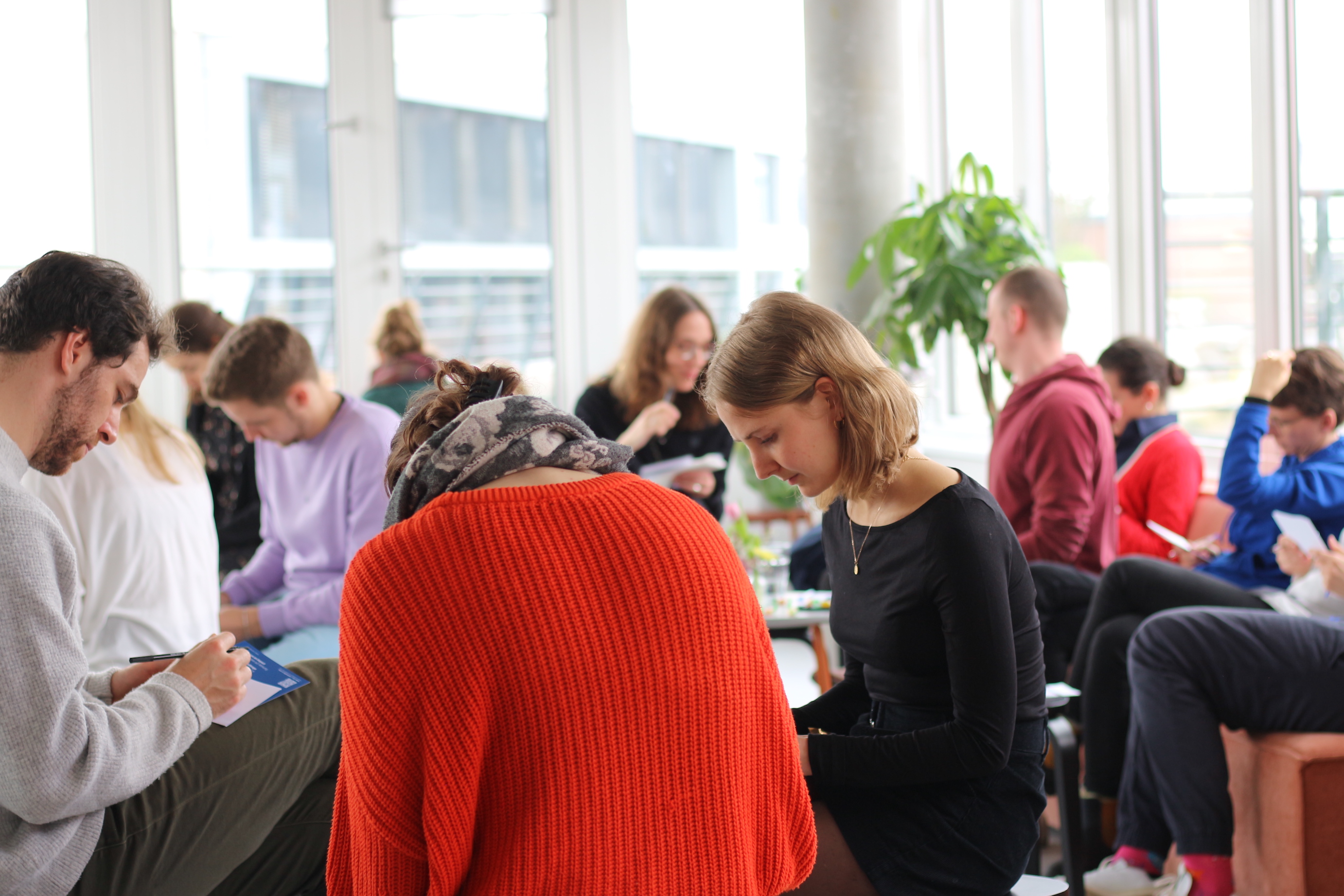 Eine Gruppe Mitarbeitender des DigitalService sitzen in einem Büroraum und machen Notizen auf Kärtchen.