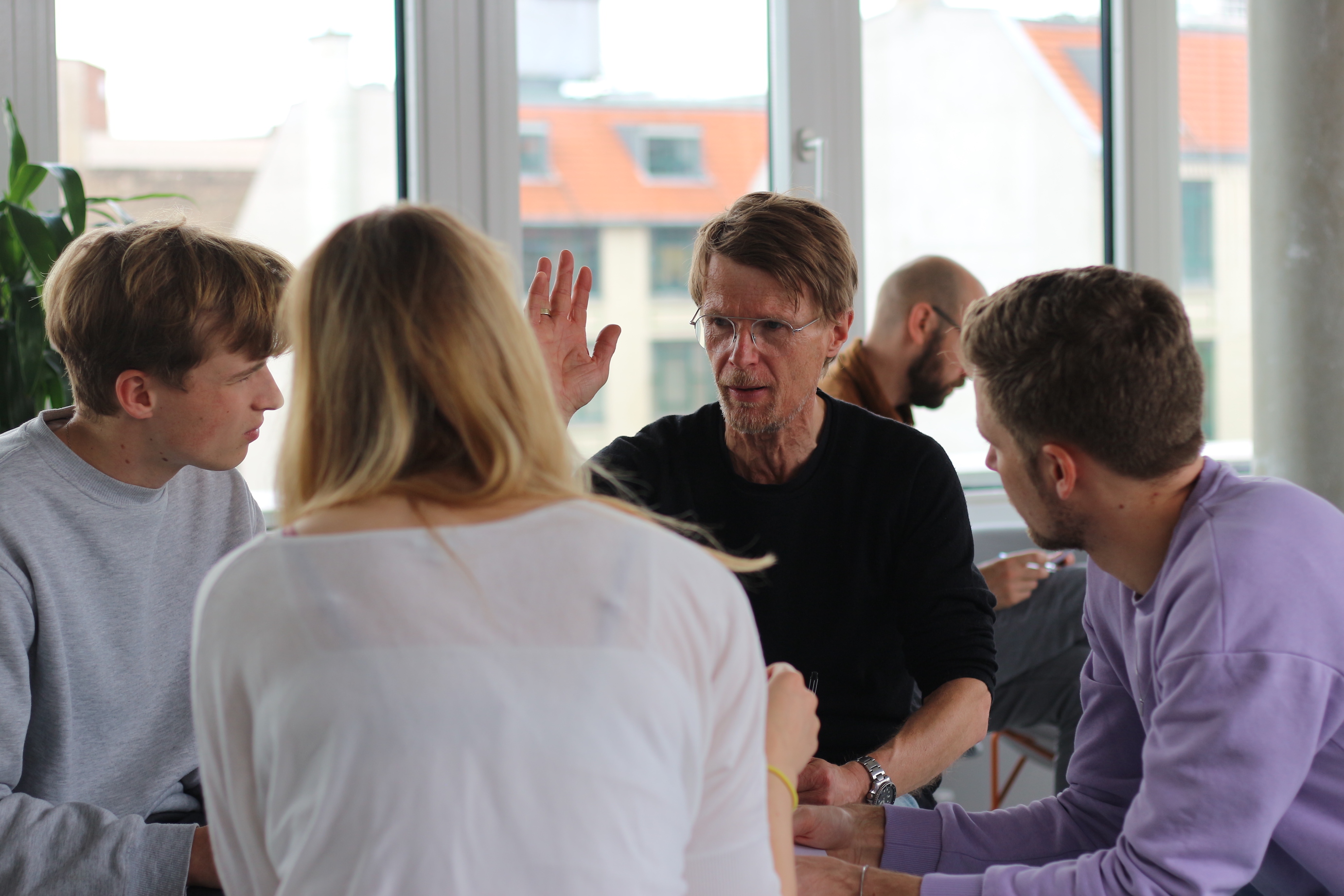 Vier Mitarbeitende des DigitalService diskutieren im Stuhlkreis miteinander.