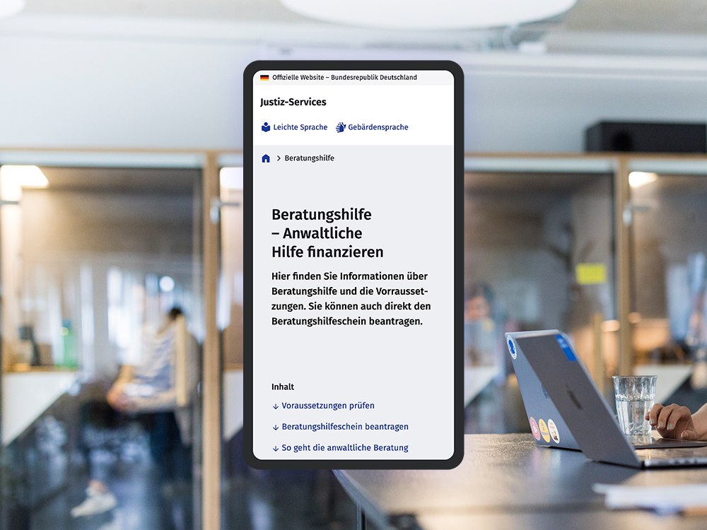Das Bild zeigt einen Handy-Bildschirm, der eine Webseite von service.justiz.de mit dem Titel 