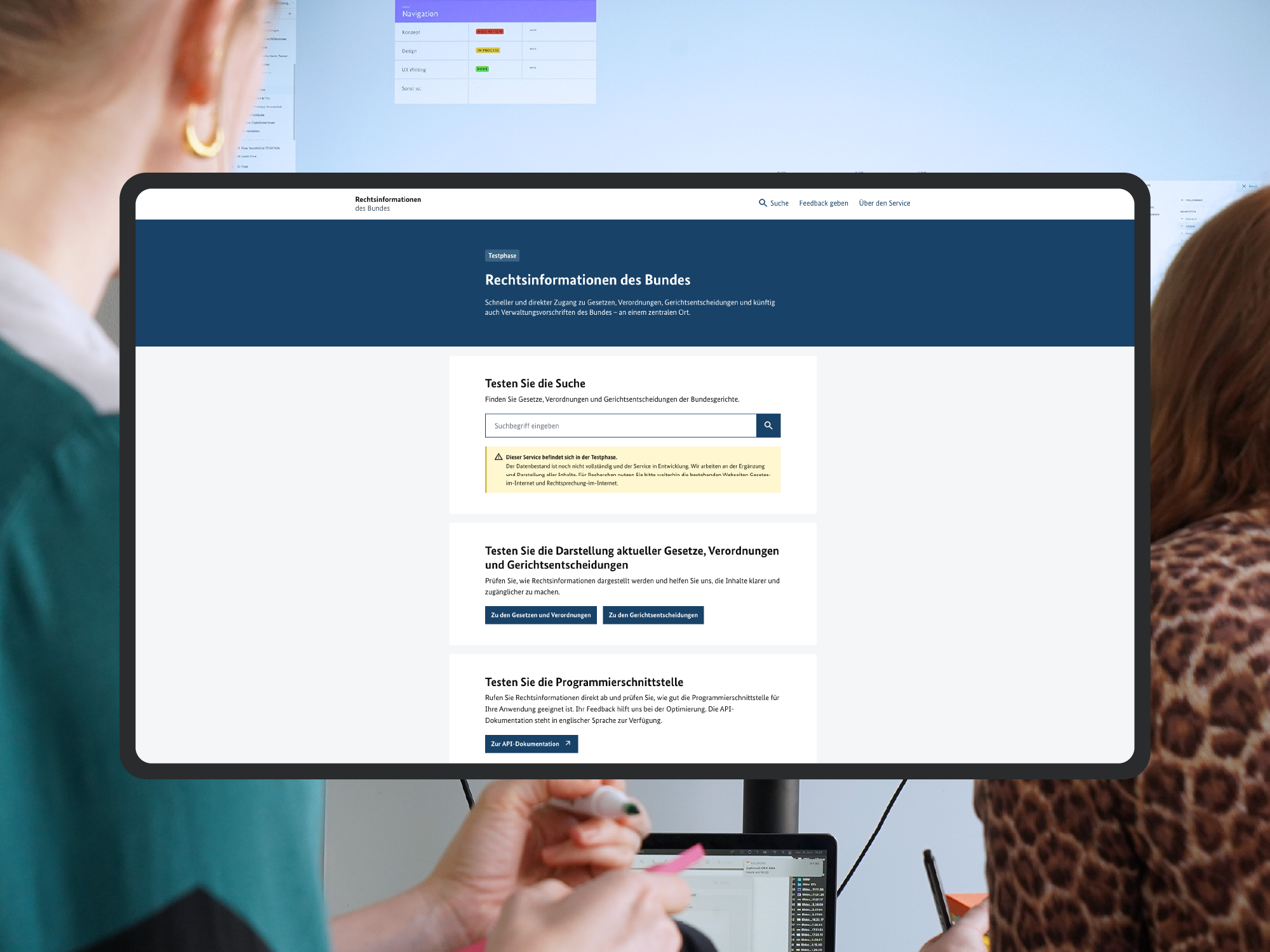 Screenshot der Website „Rechtsinformationen des Bundes“ in der Testphase mit Suchmaske, Vorschau für Gesetze und Hinweis zur Programmierschnittstelle.