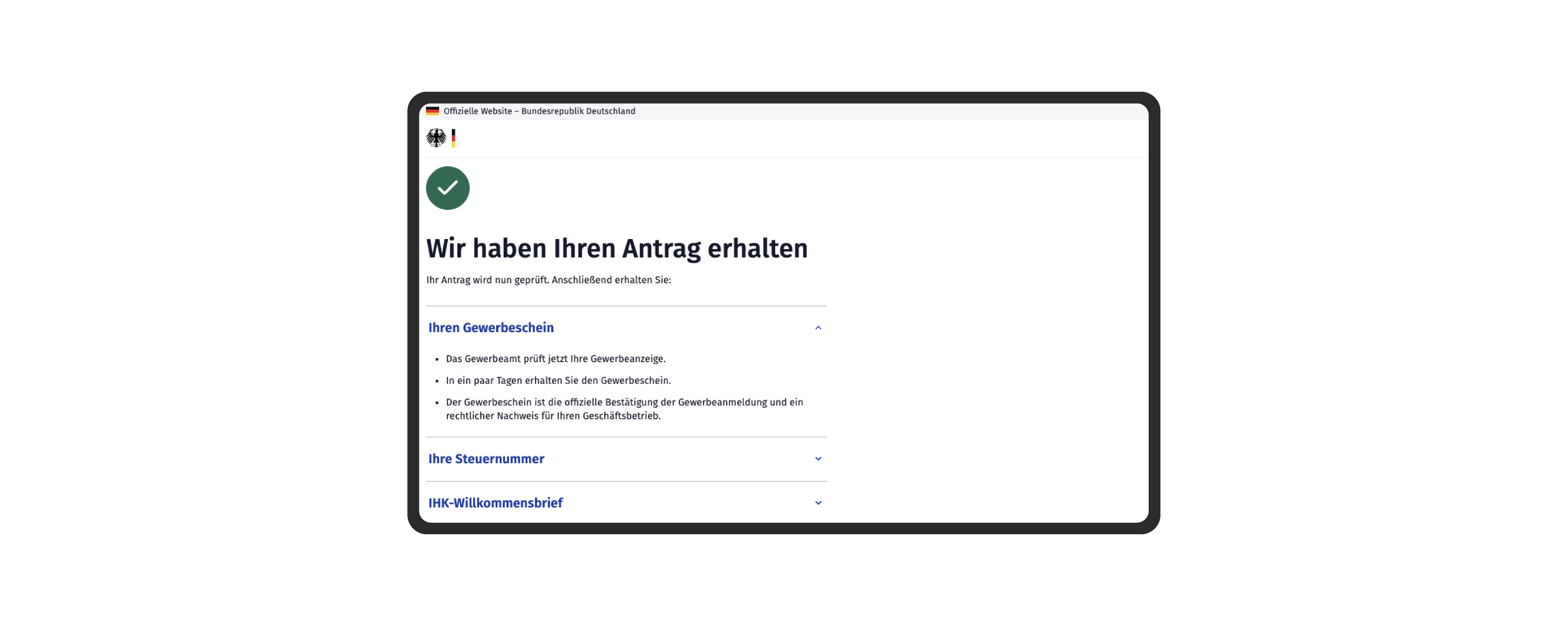 Mockup einer offiziellen deutschen Regierungswebseite mit Bestätigung „Wir haben Ihren Antrag erhalten“. Hinweise zu Gewerbeschein, Steuernummer und IHK-Willkommensbrief sind aufgelistet.