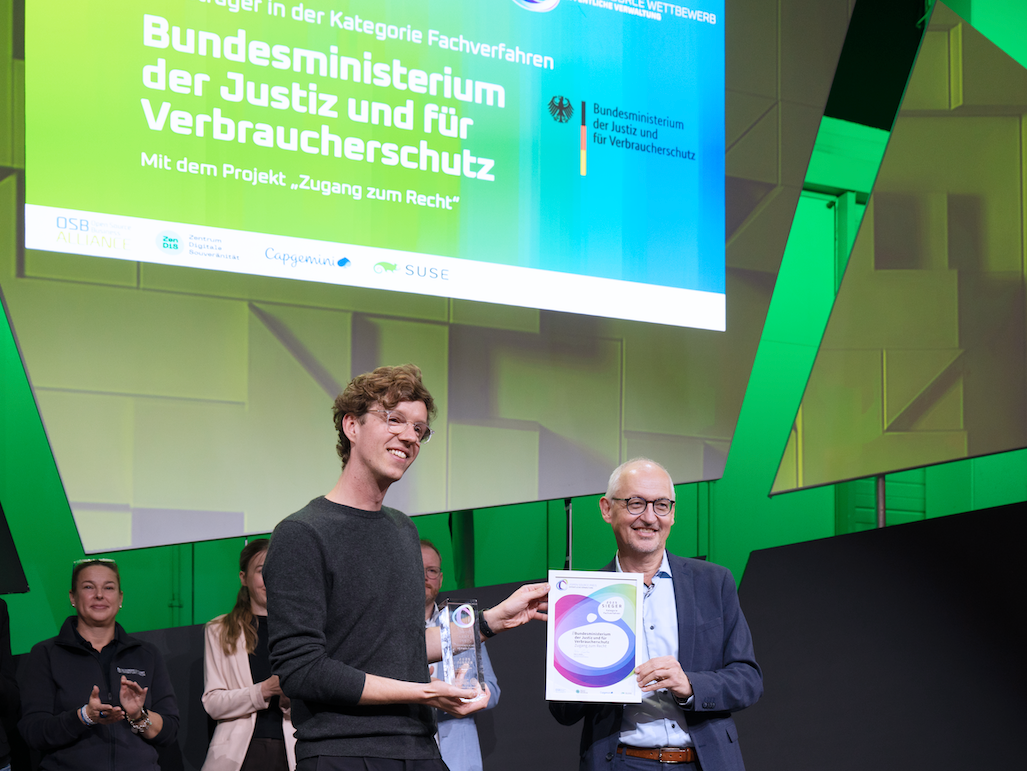 Übergabe des Preises an das Projektteam auf der Bühne der Smart Country Convention